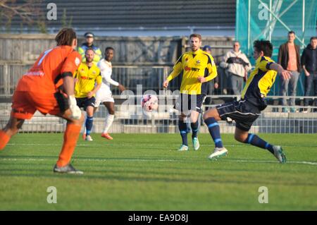 Gosport, Hampshire, UK. 9. November 2014. Gefährliche Kreuz für die Gosport Verteidigung zu bewältigen. Gosport Borough V Colchester United, FA Cup erste Runde 9. November 2014. Privett Park, Gosport, Hampshire, Vereinigtes Königreich, Guthaben: Flashspix/Alamy Live-Nachrichten Stockfoto