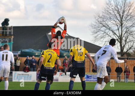 Gosport, Hampshire, UK. 9. November 2014. Nathan More zupft eine zweite Hälfte aus der Luft kreuzen. Gosport Borough V Colchester United, FA Cup erste Runde 9. November 2014. Privett Park, Gosport, Hampshire, Vereinigtes Königreich, Guthaben: Flashspix/Alamy Live-Nachrichten Stockfoto