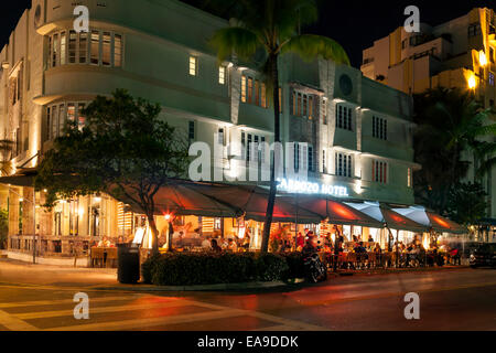 Die beleuchteten Art-Deco-Fassade des Cardozo Hotel und Bürgersteig Restaurants entlang Deco Drive in Miami South Beach, Florida USA. Stockfoto