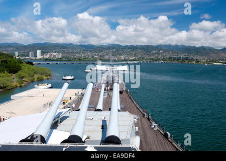 Die 16-Zoll-Geschütze von der USS Missouri übersehen die USS Arizona Memorial in Pearl Harbor, Hawaii - Anfang und Ende des zweiten Weltkriegs (USA) Stockfoto