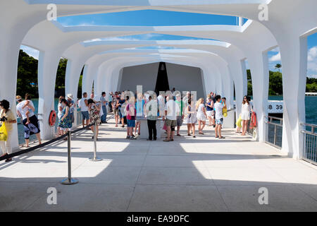 Touristen auf der USS Arizona Memorial, Pearl Harbor, Hawaii Stockfoto