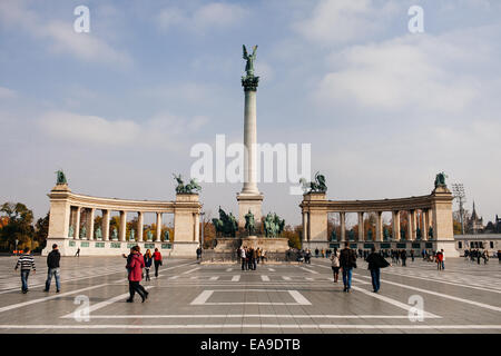 Das Millennium-Denkmal in Hősök Tere (Heldenplatz), Budapest, Ungarn. Es ist jetzt eine der wichtigsten Sehenswürdigkeiten von Budapest. Stockfoto