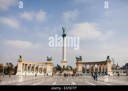 Das Millennium-Denkmal in Hősök Tere (Heldenplatz), Budapest, Ungarn. Es ist jetzt eine der wichtigsten Sehenswürdigkeiten von Budapest. Stockfoto