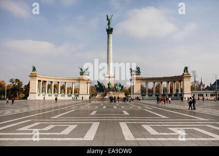 Das Millennium-Denkmal in Hősök Tere (Heldenplatz), Budapest, Ungarn. Es ist jetzt eine der wichtigsten Sehenswürdigkeiten von Budapest. Stockfoto