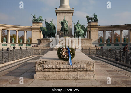 Das Millennium-Denkmal in Hősök Tere (Heldenplatz), Budapest, Ungarn. Es ist jetzt eine der wichtigsten Sehenswürdigkeiten von Budapest. Stockfoto