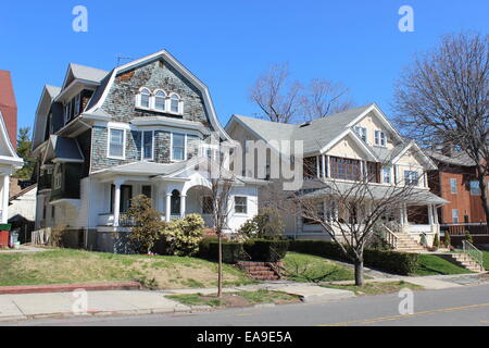 Niederländischen kolonialen/Schindel Haus und Handwerker Doppelhaus, Richmond Hill, Queens, New York Stockfoto