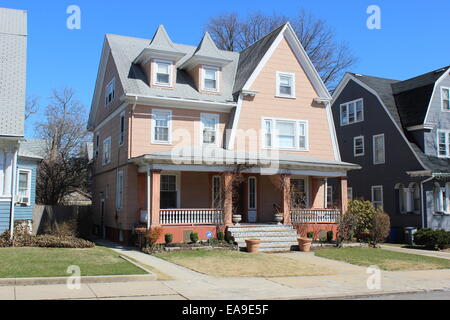 Niederländische Colonial Revival Haus, Richmond Hill, Queens, New York Stockfoto