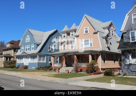 Niederländische Colonial Revival Häuser, Richmond Hill, Queens, New York Stockfoto