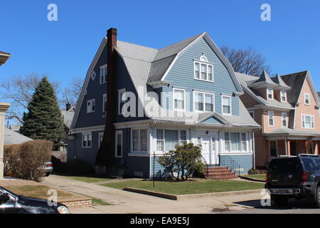 Niederländische/Schindel-Stil Haus im Kolonialstil, Richmond Hill, Queens, New York Stockfoto