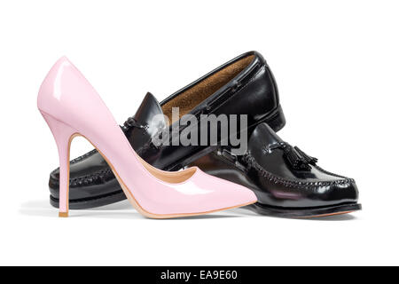 Luxus Mann Schuhe und rosa Frauen Heel Schuh in weiß mit Beschneidungspfad isoliert. Stockfoto