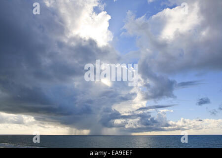 Gewitterwolken über dem Atlantischen Ozean in der Nähe von Myrtle Beach, South Carolina. Stockfoto