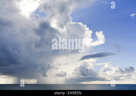 Gewitterwolken über dem Atlantischen Ozean in der Nähe von Myrtle Beach, South Carolina. Stockfoto