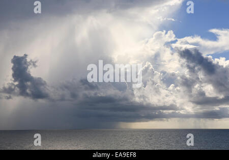 Gewitterwolken über dem Atlantischen Ozean in der Nähe von Myrtle Beach, South Carolina. Stockfoto