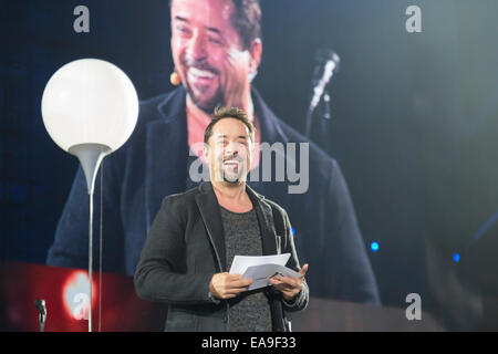 Berlin, Deutschland. 9. November 2014. Abendveranstaltung präsentiert von Schauspieler Jan Josef Liefers am Brandenburger Tor "Den Mut um frei zu sein", des 25. Jahrestages der Fall der Berliner Mauer am 9. November 2014 in Berlin, Deutschland. / Bild: Credit: Reynaldo Chaib Paganelli/Alamy Live News Stockfoto