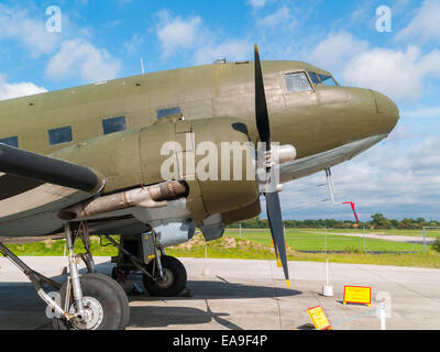 Eine Douglas Dakota IV C-47 b-25-DK amerikanische Militär Transportflugzeug auf dem Display an der Yorkshire Air Museum Elvington York Stockfoto