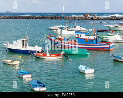 Kleiner Fischerei- und Boote im Hafen bei Orzola Lanzarote Kanarische Inseln Stockfoto