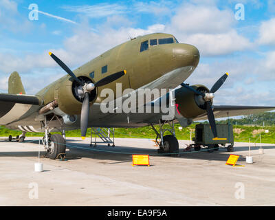 Eine Douglas Dakota IV C-47 b-25-DK amerikanische Militär Transportflugzeug auf dem Display an der Yorkshire Air Museum Elvington York Stockfoto