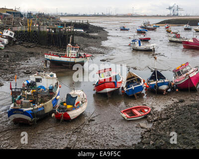 Angelboote/Fischerboote im Hafen von Paddys Loch, Verlegung auf den Schlamm bei Ebbe Teesmouth, Redcar Cleveland UK Stockfoto