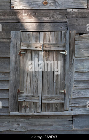 Wetter-Fenster und Fensterläden in einem alten Gebäude am Fluss Fuß in Conway, South Carolina. Stockfoto