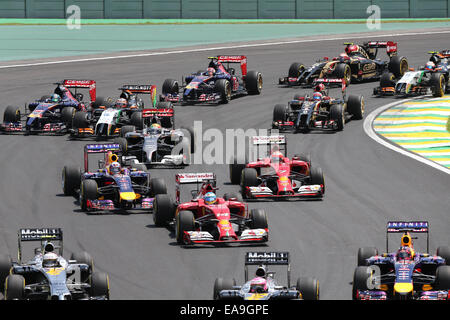 Sao Paulo, Brasilien. 9. November 2014. Fahrer konkurrieren während der brasilianischen Formel Eins Grand Prix in Sao Paulo, Brasilien, am 9. November 2014. Bildnachweis: Xu Zijian/Xinhua/Alamy Live-Nachrichten Stockfoto