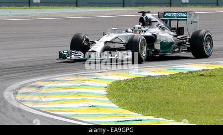 Sao Paulo, Brasilien. 9. November 2014. Mercedes-Pilot Lewis Hamilton fährt während der brasilianischen Formel Eins Grand Prix in Sao Paulo, Brasilien, am 9. November 2014. Bildnachweis: Xu Zijian/Xinhua/Alamy Live-Nachrichten Stockfoto
