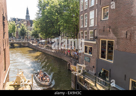 Amsterdam Oudezijds Kolk Lock mit Oudezijds Voorburgwal Kanal mit Oude Kerk und Kanalseite Café. Blick von der Zeedijk Brücke. Stockfoto