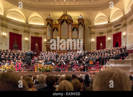 Royal Concertgebouw Amsterdam Interieur. Oratorienchor 250 singen den Messias. Sonntags-Matinee am Nachmittag konzertante Aufführung Stockfoto