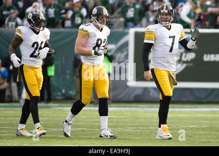 East Rutherford, New Jersey, USA. 9. November 2014. Pittsburgh Steelers-Quarterback Ben Roethlisberger (7) Köpfe zurück zu der Seitenlinie mit fest beendet Heath Miller (83) und Running Back Le'Veon Bell (26) nach ihm während der NFL-Spiel zwischen der Pittsburgh Steelers und die New York Jets MetLife Stadium in East Rutherford, New Jersey. Die New York Jets gewann 20-13. Bildnachweis: Cal Sport Media/Alamy Live-Nachrichten Stockfoto