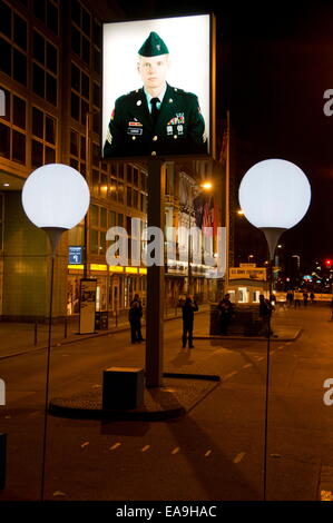 Berlin, Deutschland. 9. November 2014. Die "leichte Grenze" am ehemaligen Checkpoint Charlie Grenze Kontrollpunkt im Zentrum von Berlin. Zum 25. Jahrestag des Falles der Berliner Mauer zurückverfolgen Tausender beleuchtete weiße Ballons den Pfad der Berliner Mauer für 15,3 km durch das Herz der Stadt. Die "Lichtgrenze" ("leichte Grenze") ist eine temporäre Installation und bleibt 7-9. November. In einer feierlichen Zeremonie kurz vor 19:00 am 9. November erscheint die Ballons in den Himmel. (Kredit-Bild: © Harald Franzen/ZUMAPRESS. Bildnachweis: ZUMA Press, Inc./Alamy Live-Nachrichten Stockfoto