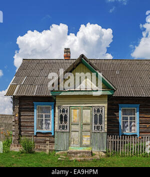 Klassisches Haus aus dem Jahr 1960 in Belarus-Dorf Stockfoto