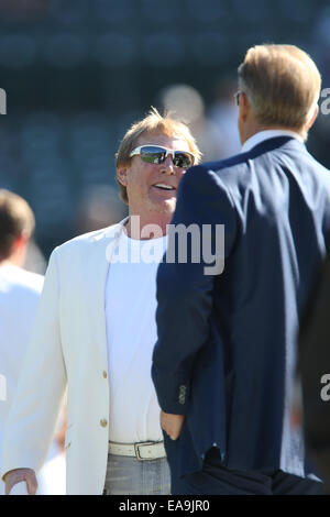 9. November 2014: Oakland Raiders Besitzer Mark Davis spricht mit John Elway, Denver Broncos Executive Vice President of Football Operations, vor Beginn der Fußball-Spiel mit den Denver Broncos und die Oakland Raiders im O.co Coliseum in Oakland, Kalifornien. Die Denver Broncos gegen die Oakland Raiders 41 bis 17. Stockfoto