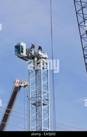 Arbeitnehmer, die Installation von Mast für ein Turmdrehkran auf Baustelle - USA Stockfoto