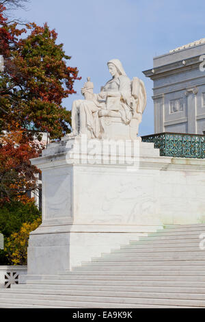 Betrachtung des Justiz-Statue auf der US-Supreme Court Building - Washington, DC USA Stockfoto