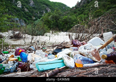 Illegale Deponien in der Nähe von Fluss und Wald Stockfoto