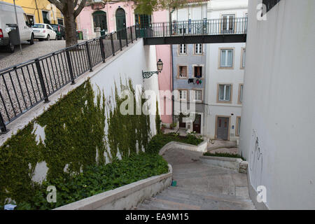 Stadt-Treppe hinunter und Steg oben im alten Teil von Lissabon in Portugal. Stockfoto
