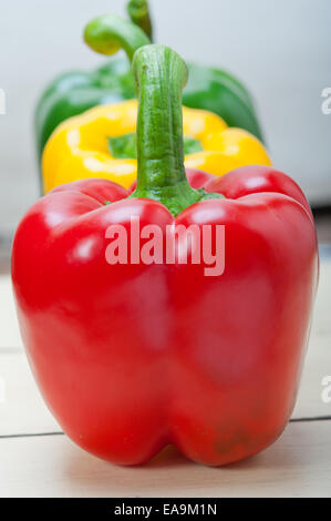 drei frische Paprika über alten Holztisch Stockfoto