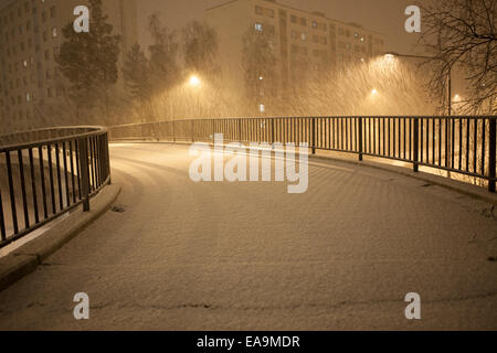 viel Schneefall und leeren Gehweg Stockfoto