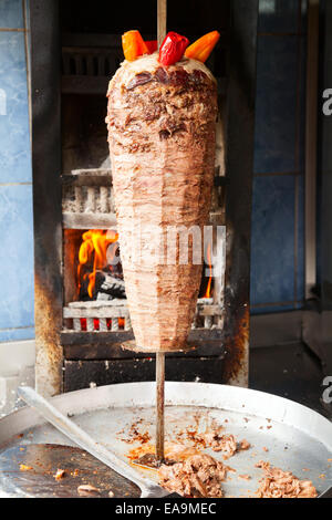 Gegrilltes Fleisch für die Herstellung eines traditionellen türkischen kebab Stockfoto