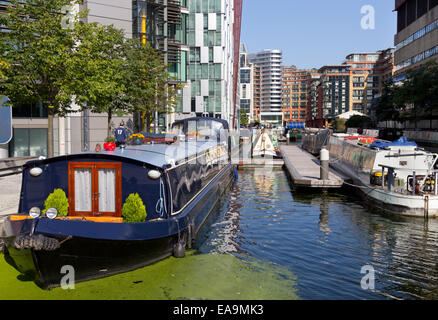 Narrowboats in Paddington Basin auf dem kurzen Paddington Arm des Grand Union Canal Stockfoto