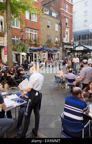 St. Christophers Ort ist ein beliebtes Gebiet von engen Gassen und kleinen Platz direkt an der belebten shopping-Szene von der Oxford Street Stockfoto