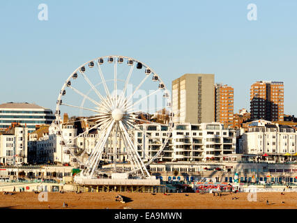 An der Promenade in Brighton ist im Oktober 2011 das Riesenrad mit Blick entlang der Küste von Sussex Stockfoto