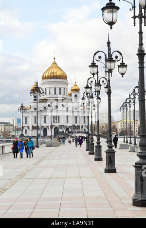 Moskau, Russland - 2. November 2014: Touristen auf Patriarshy Brücke, Kathedrale von Christus den Erlöser in Moskau. Moderne Kirche bui Stockfoto