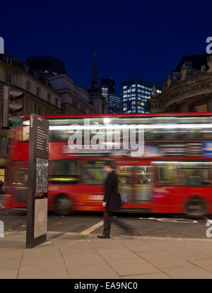 Straßen von der City of London in der Nacht - Bewegungsunschärfe für unkenntlich Menschen - Lage Kreuzung von Lothbury und Moorgate. Stockfoto