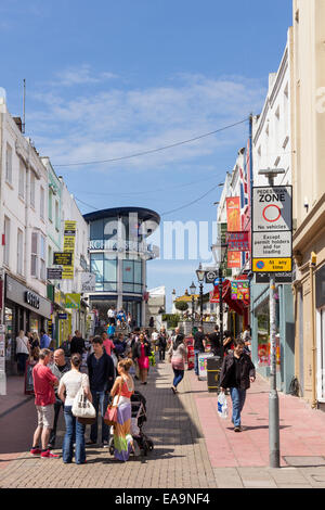 Cranbourne Street führt eine belebten Fußgängerzone Einkaufsstraße in Brighton, Sussex, der Churchill Square Shopping Centre. Stockfoto