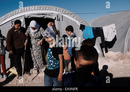 Eine kurdische Flüchtlingsfamilie aus Kobane in einem Flüchtlingslager in der türkischen Grenzstadt Suruc, Türkei Stockfoto