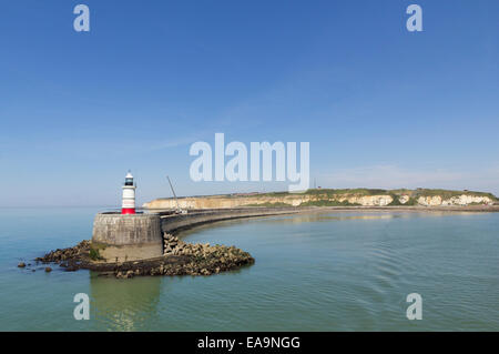 Der Eingang zum Newhaven Harbour, East Sussex, UK und Mole und Leuchtturm Stockfoto