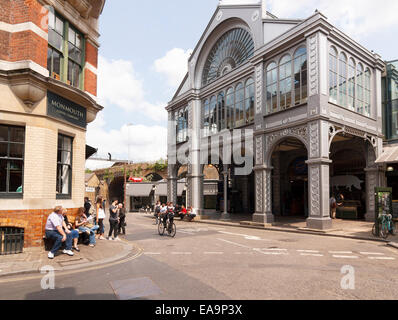 Stahl-Glas-Architektur der Markthalle im Borough Market, London Stockfoto