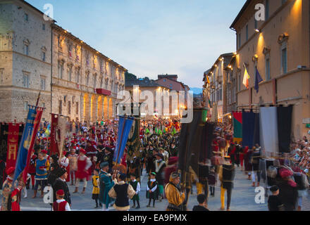 Prozession der Mittelalterfest von La Quintana in Piazza Arringo, Ascoli Piceno, Le Marche, Italien Stockfoto