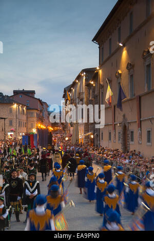 Prozession der Mittelalterfest von La Quintana in Piazza Arringo, Ascoli Piceno, Le Marche, Italien Stockfoto