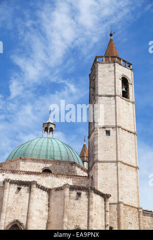 Kirche des Heiligen Franziskus in Piazza del Popolo, Ascoli Piceno, Le Marche, Italien Stockfoto